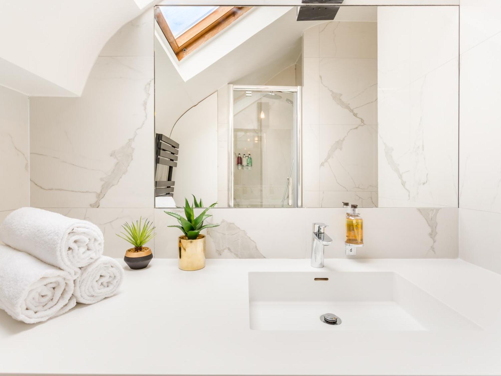 Luxury 2 Bedroom Duplex - Beautiful Monument View Paris